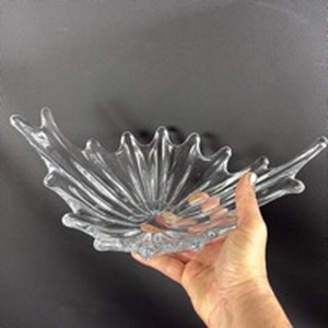 lot 10 image: Vannes Art Crystal Centerpiece 12 Inches Wide Peak to Peak.