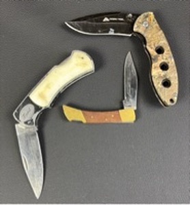 lot 16 image: Folding Knife Collection Set of 3 Pieces