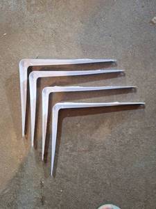 lot 3004 image: White Metal Shelf Brackets Set of 4