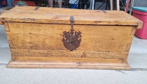 lot 100 image: Rustic Wood Trunk