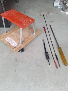 lot 101 image: Dewalt Flex Shaft, Wheeled Mechanic Seat, 26 Flat Head, 24 Magnetic Claw, 37 Drill Bit Shaft, Wheeled Mechanic CreeperStool