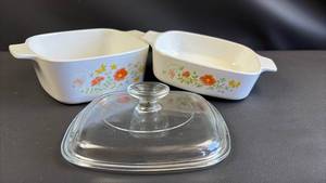 lot 378 image: Pristine Corning Ware Casseroles 1.5 and 1quart capacity with Pyrex lid