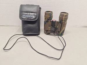 lot 81 image: Simmons 8x21 Compact Binoculars with Case