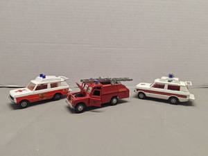 lot 83 image: Diecast Emergency Vehicles Set Fire Truck Ambulance Collection