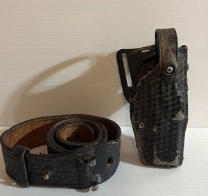 lot 425 image: Safariland Duty Gun Holster with Belt