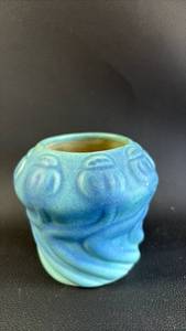 lot 437 image: Vintage Van Briggle Poppy pottery vase featuring a matte turquoise and blue glaze, commonly known as Ming Blue