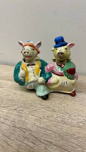 lot 22 image: Ceramic Pig Salt and Pepper Shaker Set