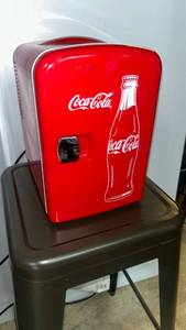 lot 68 image: Coca-Cola Mini Fridge Cooler