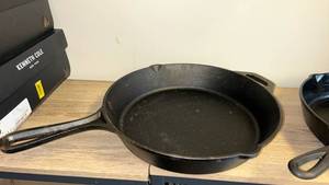 lot 82 image: Cast Iron Skillet Frying Pan