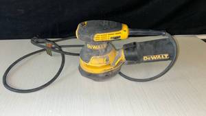lot 91 image: DeWalt Electric Orbital Sander with Dust Collection