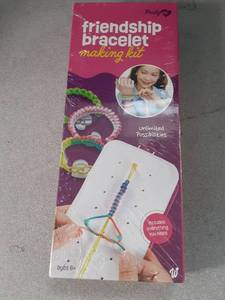 lot 18912 image: Friendship Bracelet Making Kit - Retail $8