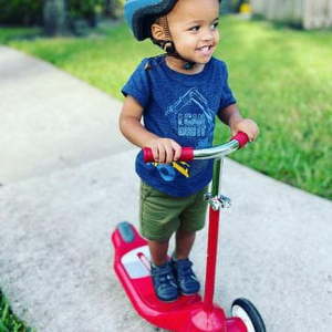 lot 3557 image: Radio Flyer Grow With Me Beginner Kids  Kick Scooter - Retail $50