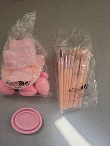 lot 21043 image: Pink Makeup Brush Set with Cleaning Mat
