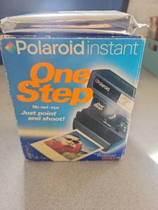 lot 21069 image: Polaroid One Step 600 Film Camera