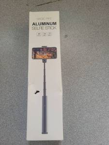 lot 21072 image: Magic Pipe Aluminum Selfie Stick