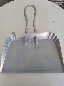 lot 21105 image: Aluminum Dust Pan