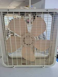 lot 21109 image: Box Fan 20-inch 3-Speed Floor Fan
