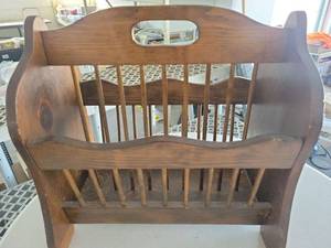 lot 21110 image: Solid Wood Windsor Style Chair