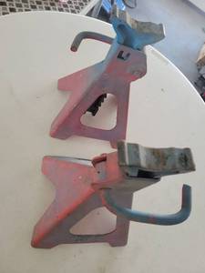 lot 21121 image: 2-Ton Heavy Duty Jack Stands