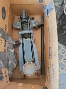 lot 21125 image: Industrial Floor Jack