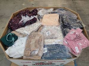 lot 56958 image: Womens Summer Clothing Old Navy - Several Hundred Plus Sizes (X-4X) w tags