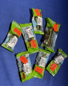 lot 33 image: Z-BONE DOG DENTAL CHEW.  APPLE CRISP FLAVOR 1 large and 6 small - Retail $0