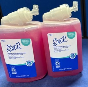 lot 40 image: Scott Pink Gentle Lotion Skin Cleanser 1L (33.8 fl oz) 2 pack - Retail $15