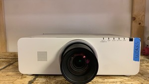 lot 151 image: Panasonic PT-EZ570 WUXGA LCD Projector tested lens wont focus cant see screen