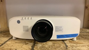 lot 152 image: Panasonic PT-EZ580 WUXGA LCD Projector tested lens wont focus cant see screen