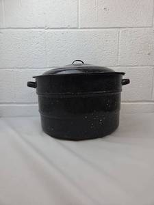 lot 16 image: Black Enamelware Stockpot with Lid and Wire Rack