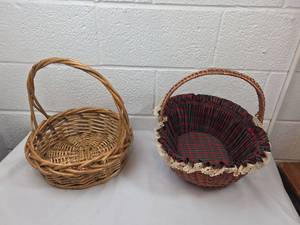 lot 25 image: Wicker Basket Set with Fabric Lined and Plain Handles