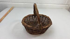 lot 32 image: Small Woven Willow Basket with Handle