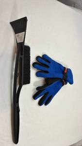 lot 139 image: AutoCraft Ice Scraper and Winter Gloves Set