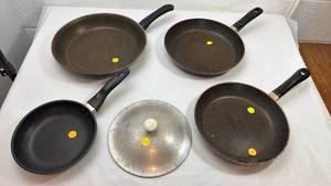 lot 161 image: Non-stick Frying Pan Set with Metal Lid