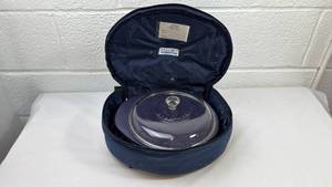 lot 165 image: Pyrex 10-inch Glass Pie Plate with Navy Storage Case