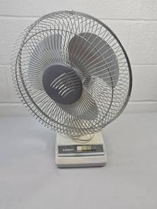 lot 180 image: Lasko 12-inch Oscillating Table Fan