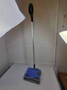 lot 182 image: Shark Cordless Floor Sweeper