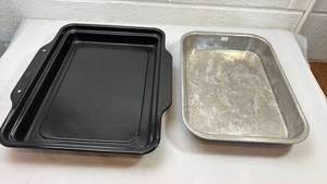 lot 194 image: Metal and Black Baking Pan Set