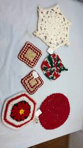 lot 242 image: Handmade Crochet Holiday Pot Holders Set