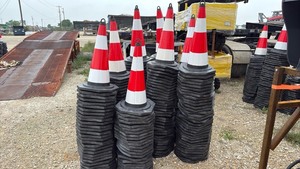 lot 118 image: Unused lot of 250 Orange and White Reflective Traffic Safety Cones with Black Bases