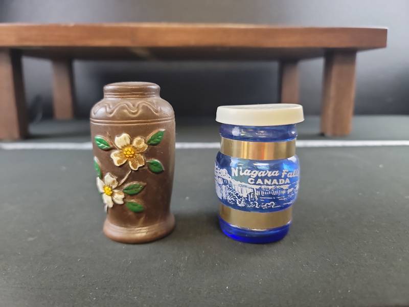 lot 2464 image: Decorative Salt and Pepper Shaker Set - Niagara Falls Souvenir