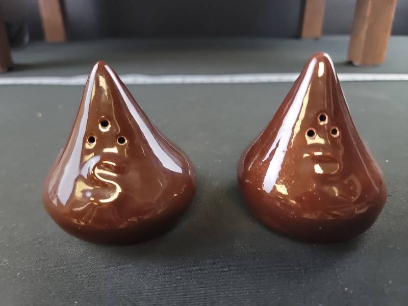 lot 2460 image: Brown Ceramic Kiss Salt and Pepper Shakers