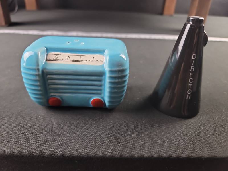lot 2467 image: 1950s Blue Salt Shaker Radio