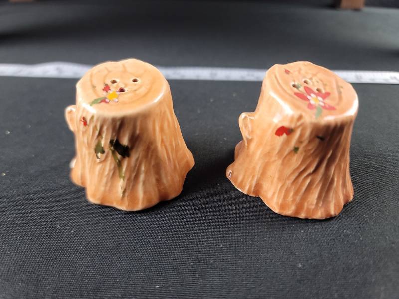 lot 2471 image: Tree Stump Salt and Pepper Shakers