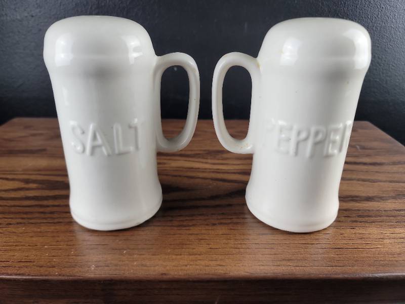 lot 2479 image: White Ceramic Salt and Pepper Shaker Set