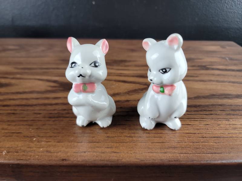 lot 2482 image: White Ceramic Bear Salt and Pepper Shakers