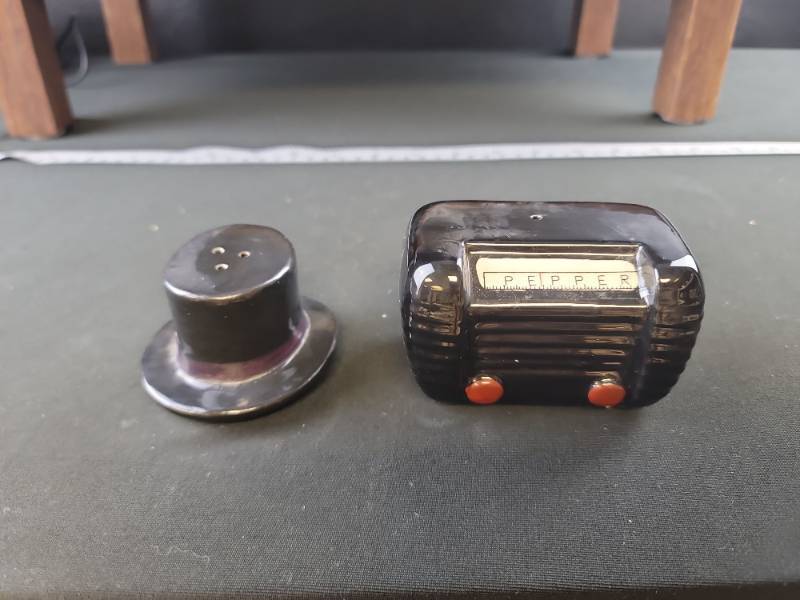 lot 2457 image: Pepper Glass Salt and Pepper Shaker Set