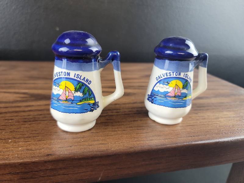 lot 2512 image: Galveston Island Souvenir Salt and Pepper Shakers