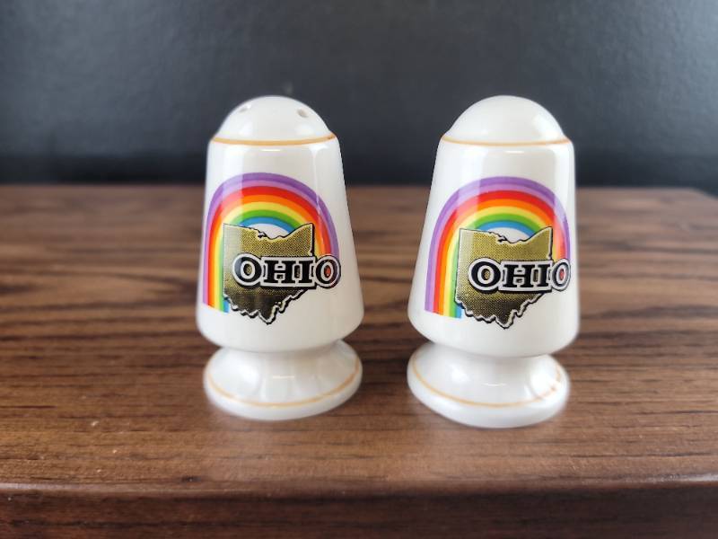 lot 2522 image: Ohio Rainbow Salt and Pepper Shakers Set