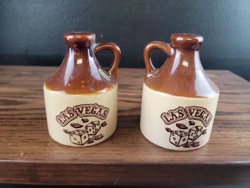 lot 2526 image: Las Vegas Themed Ceramic Miniature Jugs salt and Peppers Shakers